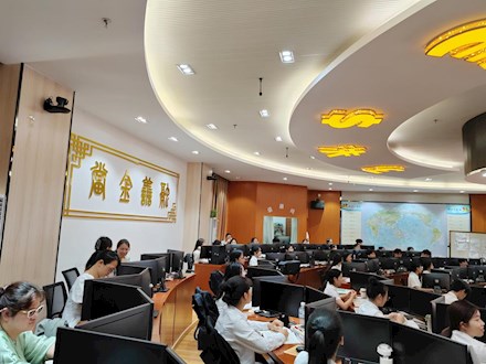 商学院金融服务与管理专业教师上专题研究探讨课