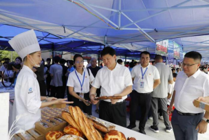 党徽闪耀暖人心 党员迎新显担当 ——商学院教师党员倾力护航2025级新生报到