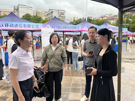 党员先锋勇担当，倾力服务促就业 ——商学院党支部开展“暖心助就业”主题党日活动
